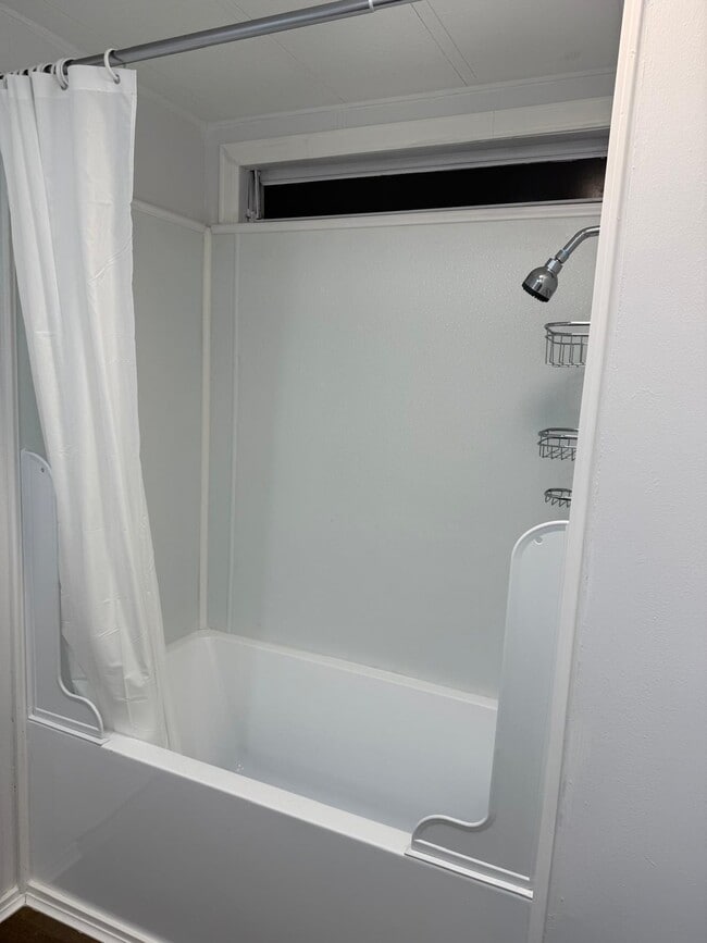 Building Photo - 11621 Venetian Ave