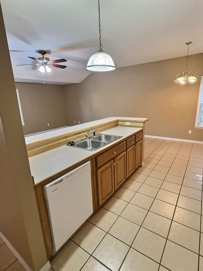 Building Photo - Ocean Springs home with convenient location!
