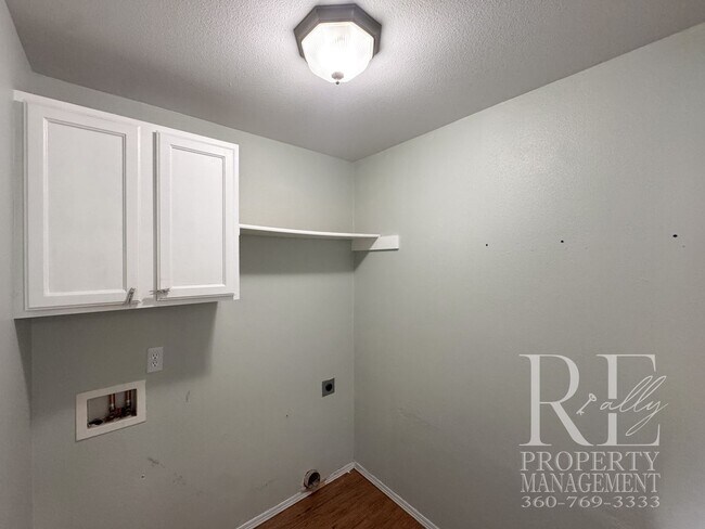 Building Photo - Spacious Bremerton Retreat with Designer Kitchen, Large Fenced Yard & Primary Suite