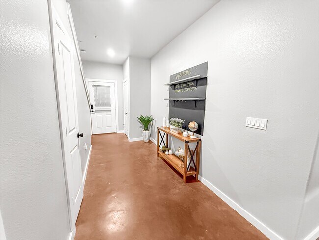 Building Photo - 2216 Chenevert St