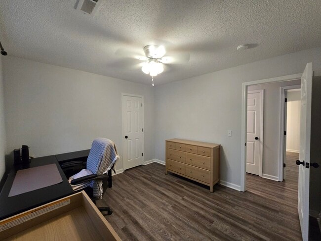 Building Photo - 620 Rainbow Dr