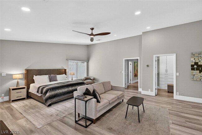 Building Photo - 363 E Robindale Rd