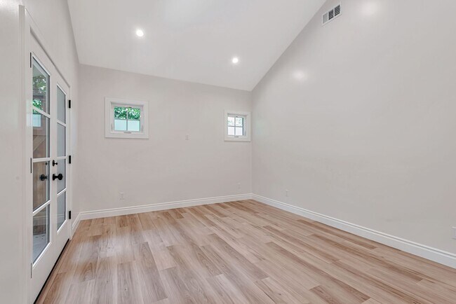 Building Photo - 1545 Laurel Pl