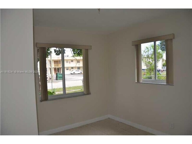 Building Photo - 5720 SW 36th Ct