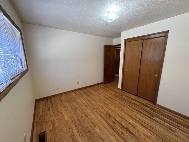 Building Photo - Three Bedroom Home Nestled in the Heart of Mt Tabor