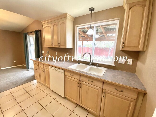 Building Photo - 3 br, 2 bath House - 1233 E Carter St