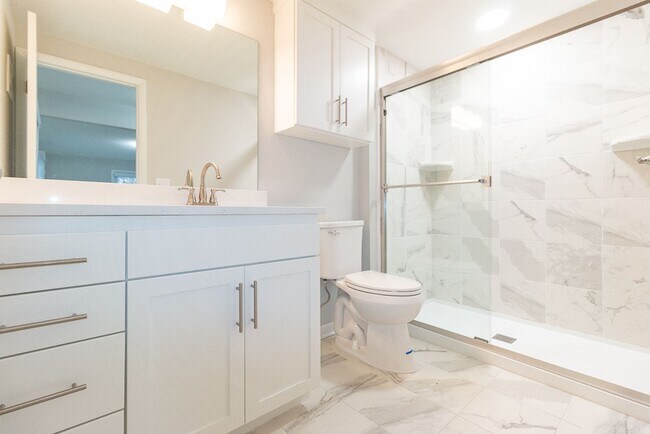 Building Photo - Gorgeous fully updated 3 bed 3 bath near KU Campus!