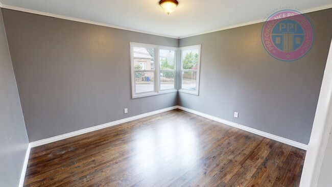 Building Photo - Oregon City - Three Bedroom Bungalow, Comp...