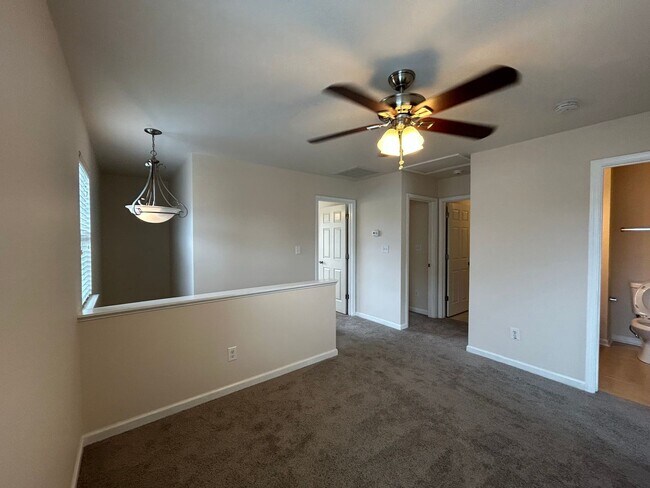 Building Photo - Immaculate beautiful 3-bedroom, 2.5-bath t...