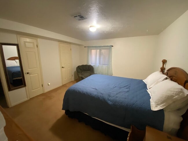 Building Photo - Cozy 2 Bedroom Lower Apartment - Utilities...