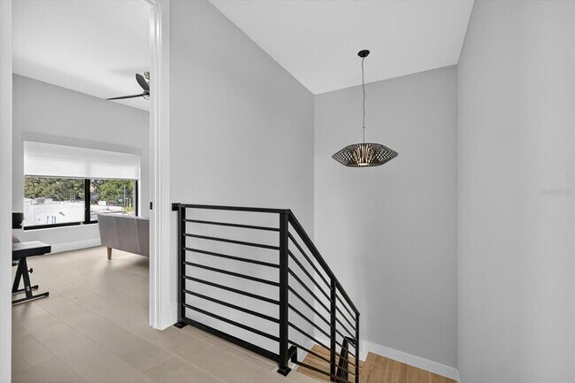 Building Photo - 423 W Amelia Ave