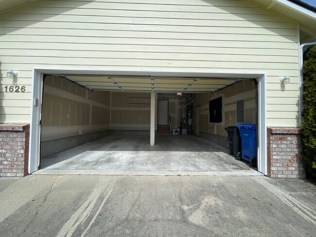 Building Photo - Beautiful 3 Bedroom Home, Pet Friendly!