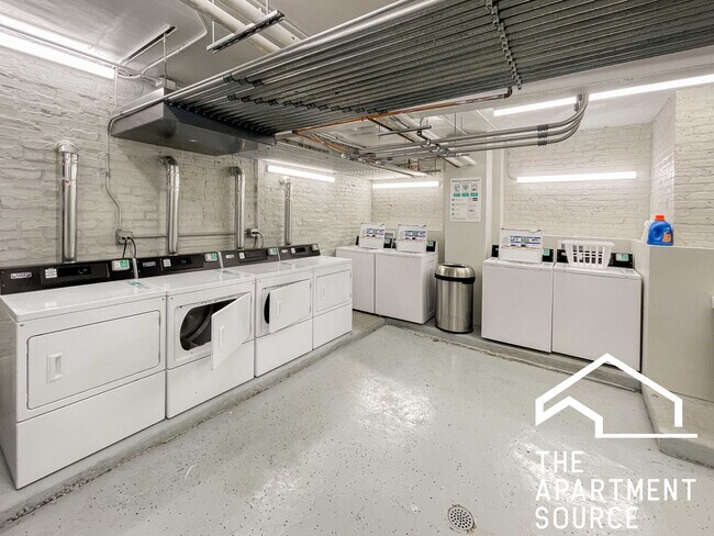 Building Photo - 625 W Melrose St