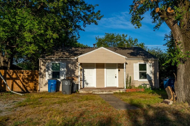 Building Photo - 519 N Hudson Ave Duplex