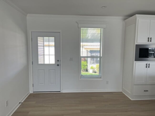 Building Photo - 7815 Lakeshore Dr