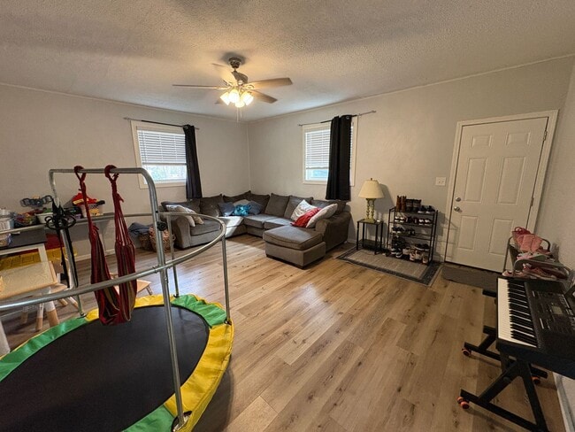 Building Photo - Great Location