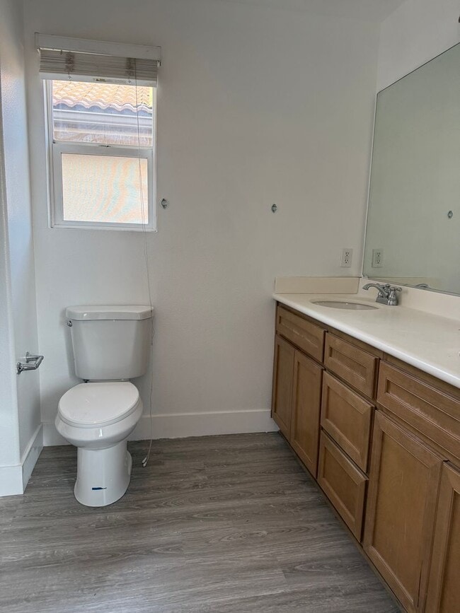 Building Photo - Spacious 4Bed/4Bath