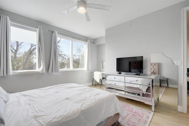 Building Photo - 2709 E 5th St.