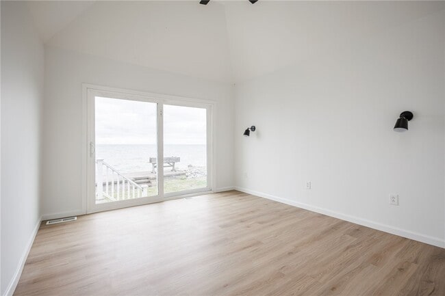 Building Photo - 200 Lakeshore Dr
