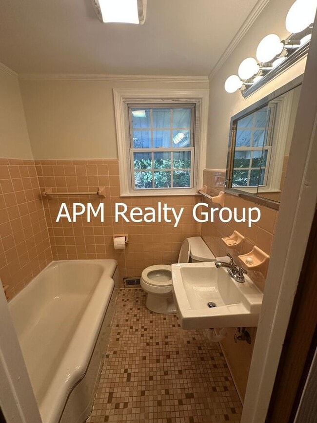 Building Photo - Private Country Feel Close to Downtown