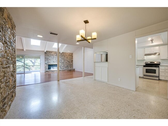 Building Photo - 6100 Mountainclimb Dr