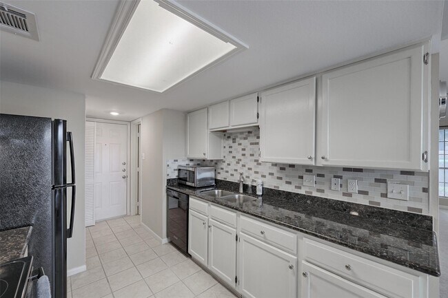 Building Photo - 7720 Theissetta Dr