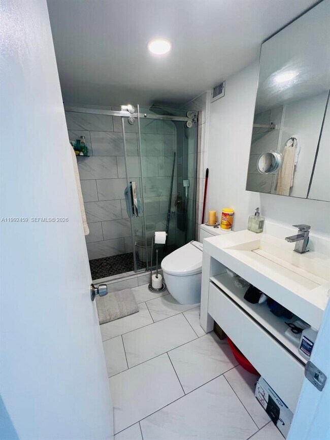 Building Photo - 400 Kings Point Dr