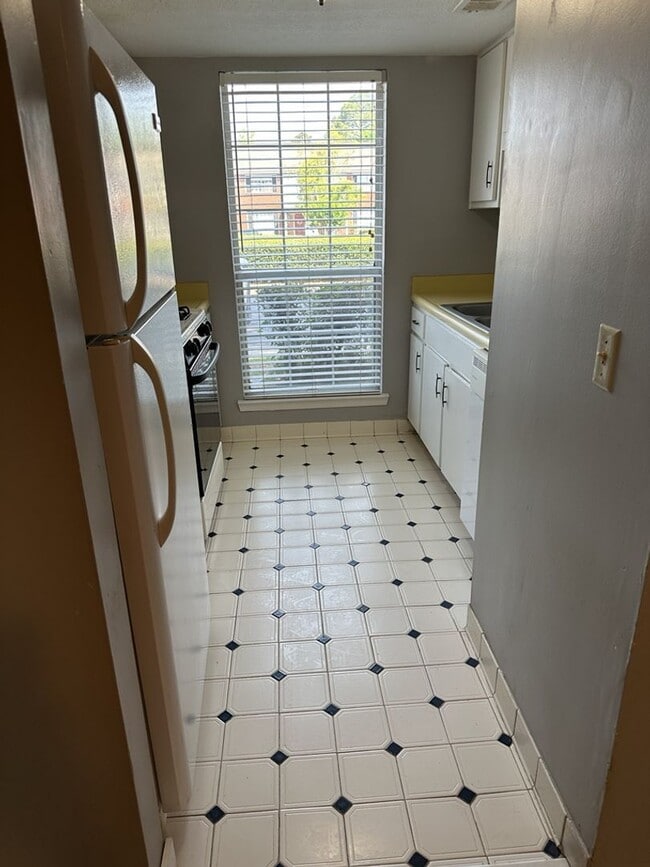 Building Photo - 11 Knollwood Cir