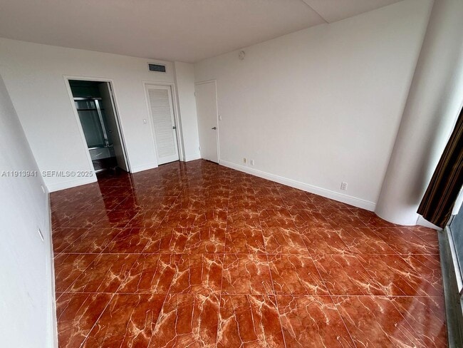 Building Photo - 900 Bay Dr