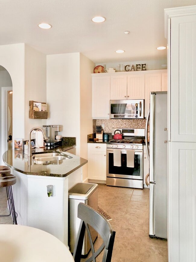 Building Photo - Beautifully Upgraded & Appointed End Condo...