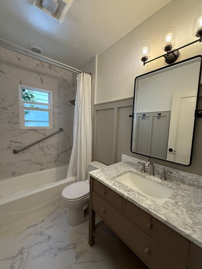 Building Photo - 2 Bedroom 1 Bathroom Updated Single Family...