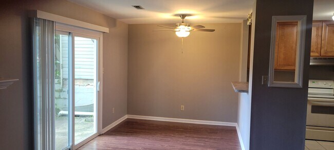 Building Photo - Knoxville 37923 - 2 bed 2.5 bath condo - c...
