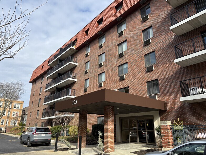 Building Photo - 135 Pleasant St