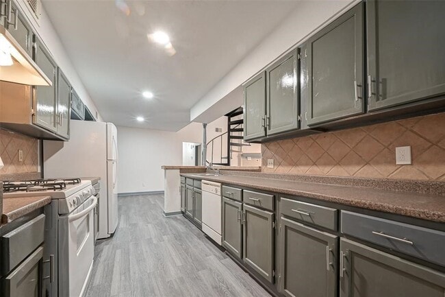 Building Photo - 940 Somercotes Ln