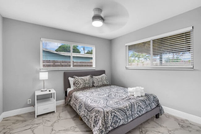 Building Photo - 340 SE 3rd Ct