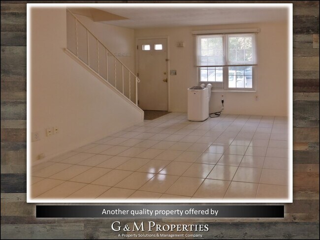 Building Photo - Two Bedroom, One and a Half Bath Townhouse - Close to U of R/ Strong