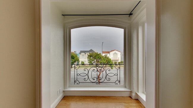 Building Photo - Lakeside 3 Bedroom / 3 Bathroom Single Fam...