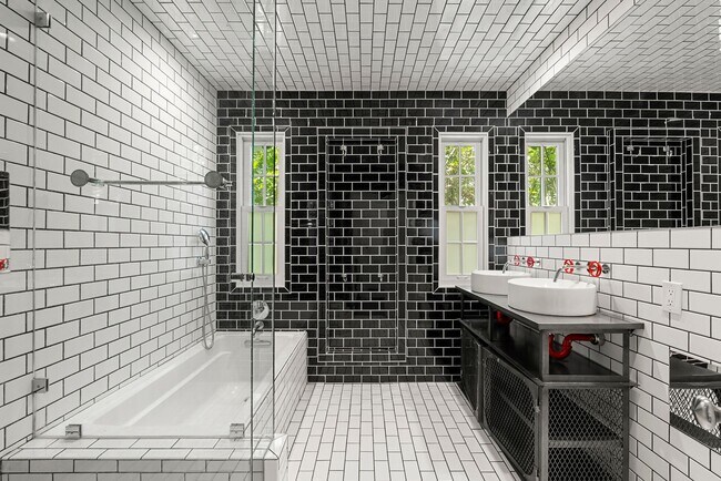 Building Photo - Designer-Done 3 Bed + 3 Bath in Prime Beve...