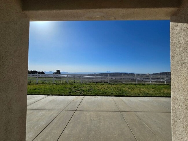 Building Photo - Private Country Living!!!