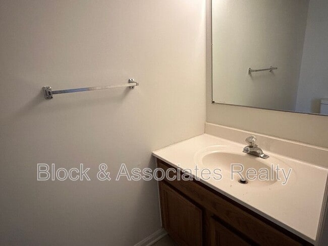 Building Photo - 601 Timberline Dr SE