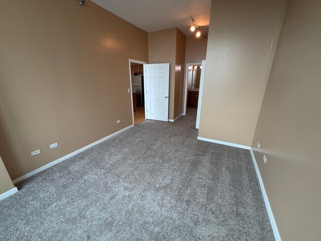 Building Photo - 1600 S Indiana Ave