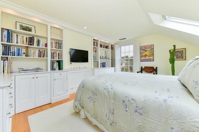 Building Photo - 14 Ash St