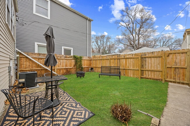 Building Photo - 2148 W Belle Plaine Ave