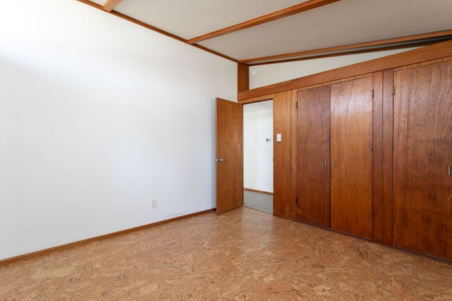 Building Photo - Cute Mid Century Modern Home in Central Co...