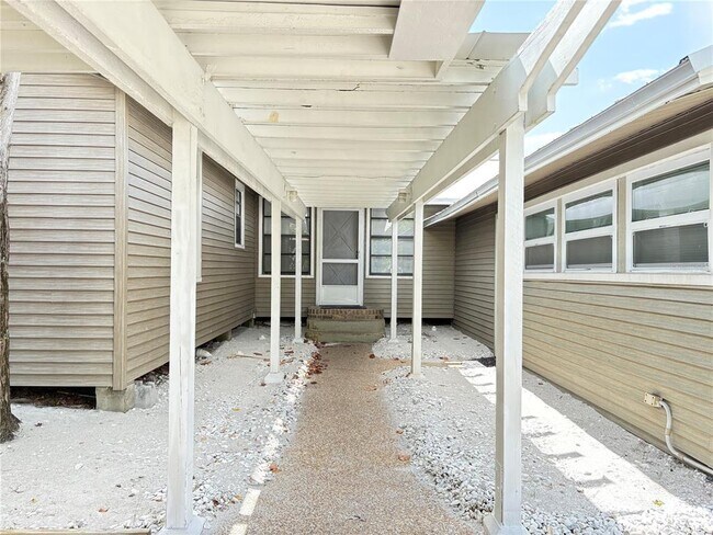 Building Photo - 2823 Gulf of Mexico Dr
