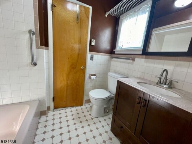 Building Photo - 136 Cedar Lake Rd W