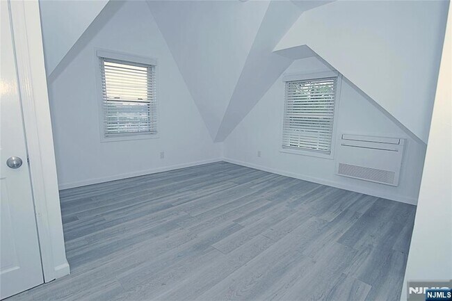 Building Photo - 454 Undercliff Ave