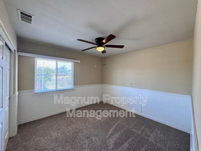 Building Photo - 30997 Oakhill Dr