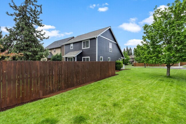 Building Photo - Beautiful SE Bend Home | Spacious Floorplan | Fenced Backyard | Near Parks & Trails