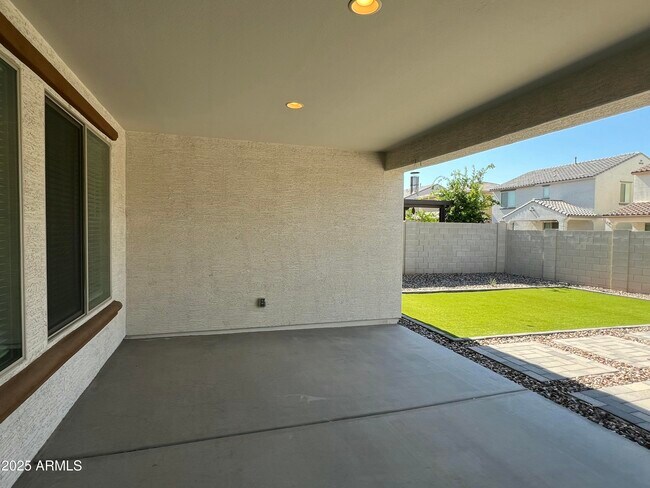 Building Photo - 8757 W Rancho Dr